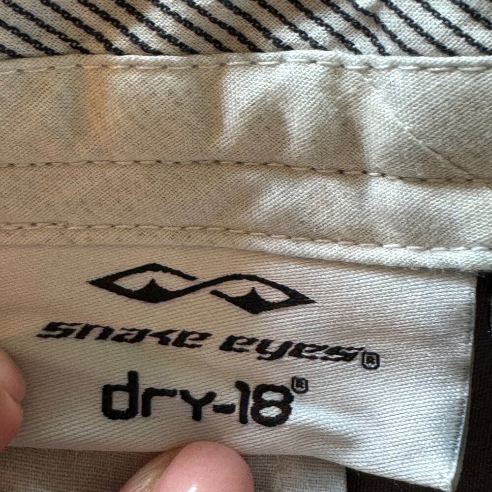 Snake Eyes Dry-18 mens taupe shorts (golf, casual, preppy) size 36 - Picture 2 of 10